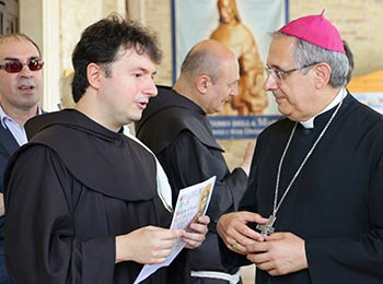 Il Guardiano Padre Lorenzo Turchi e S. Ecc. Mons. Carlo Bresciani